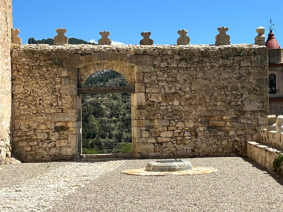 Las almenas del patio de armas del castillo están cargadas de historia.