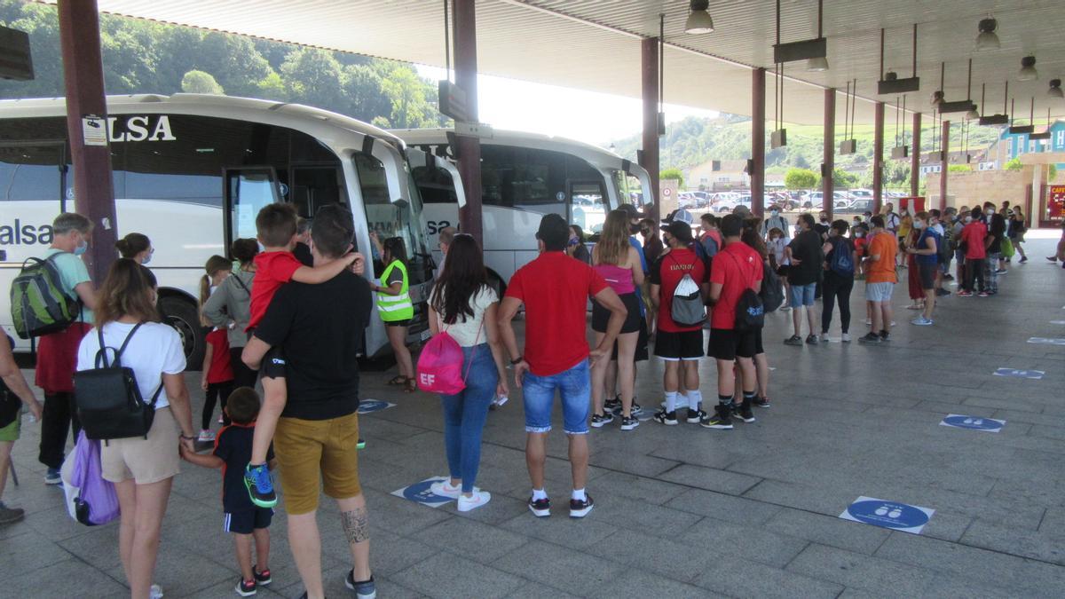 Clientes esperando para subirse a los buses lanzadera a los Lagos, en 2019.