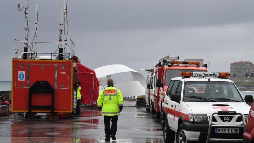 Efectivos de emergencias buscan a una joven arrastrada por el mar en la Coraza