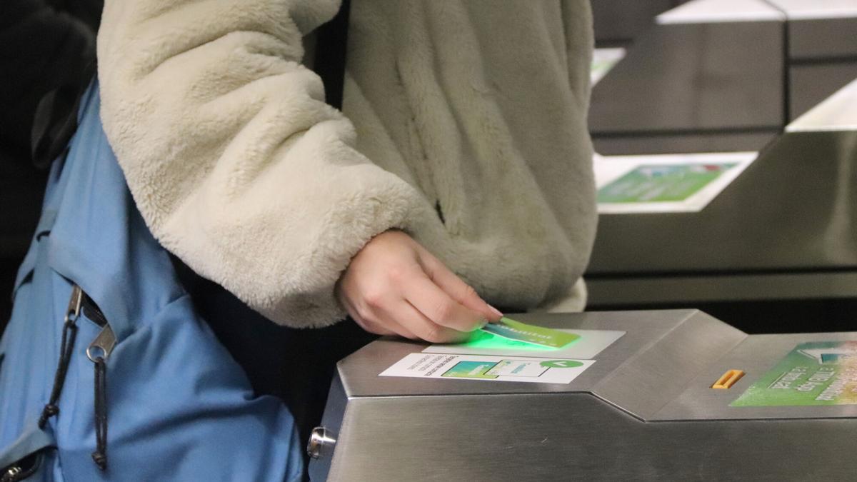 Una chica utilizando la T-Mobilitat para acceder al metro de Barcelona.