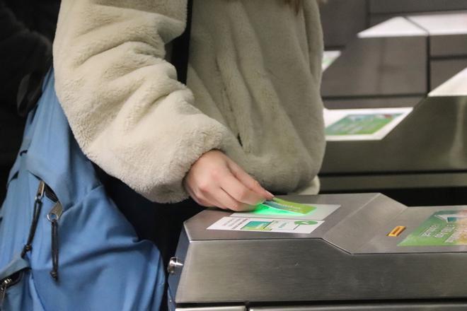 Casi la mitad de billetes sencillos del transporte público del área de Barcelona se validarán con tarjeta de crédito