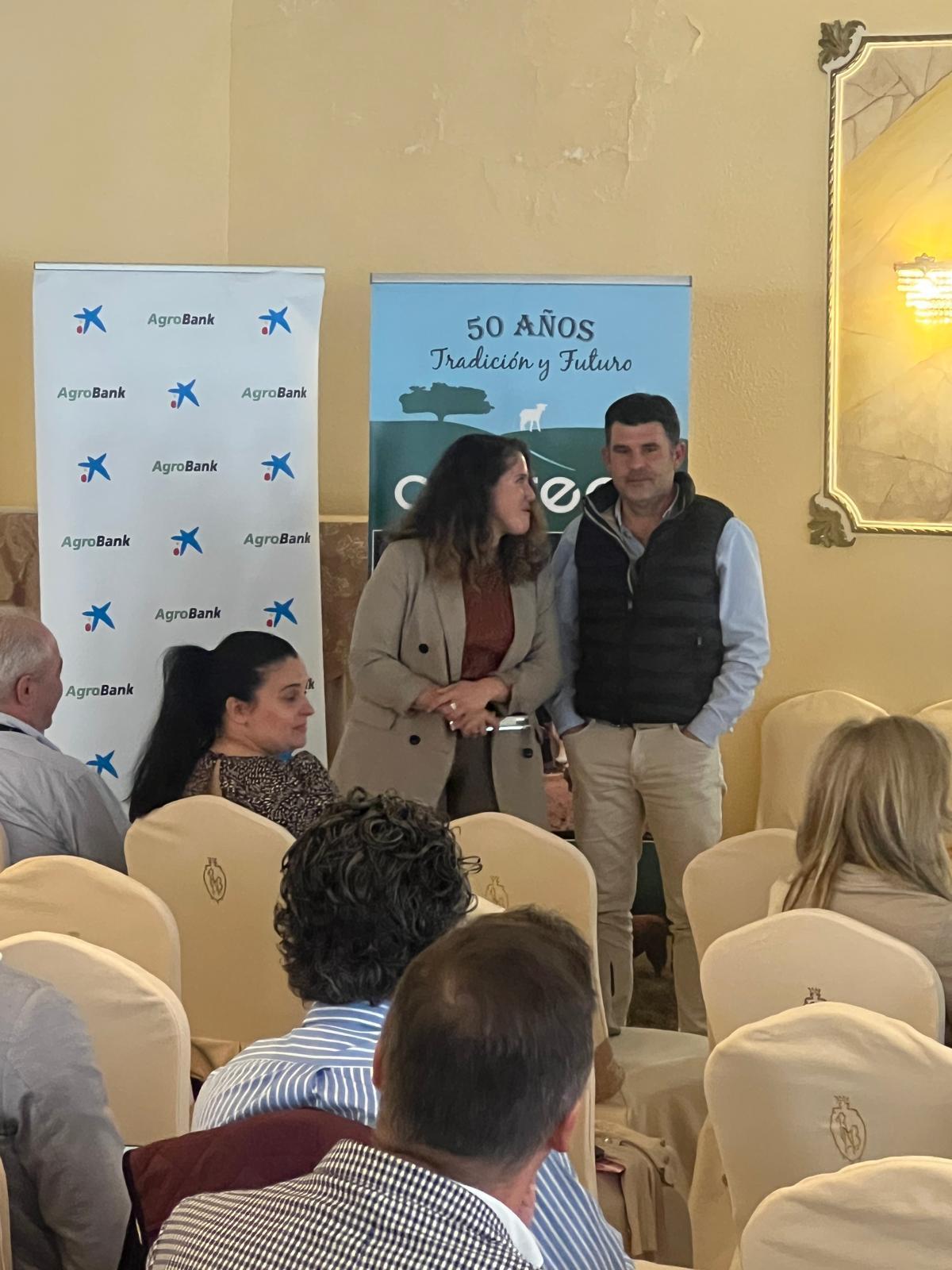 Noelia Lozano (Producción de Ovino) junto a Alberto Durán, recoge el premio de Hermanas Cambero.