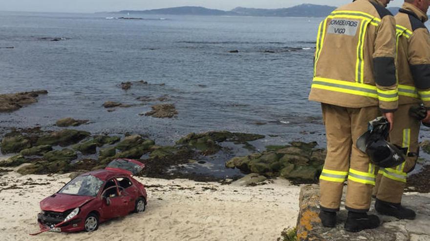 Estado en el que quedó el coche que cayó a la playa en Canido. // Fdv