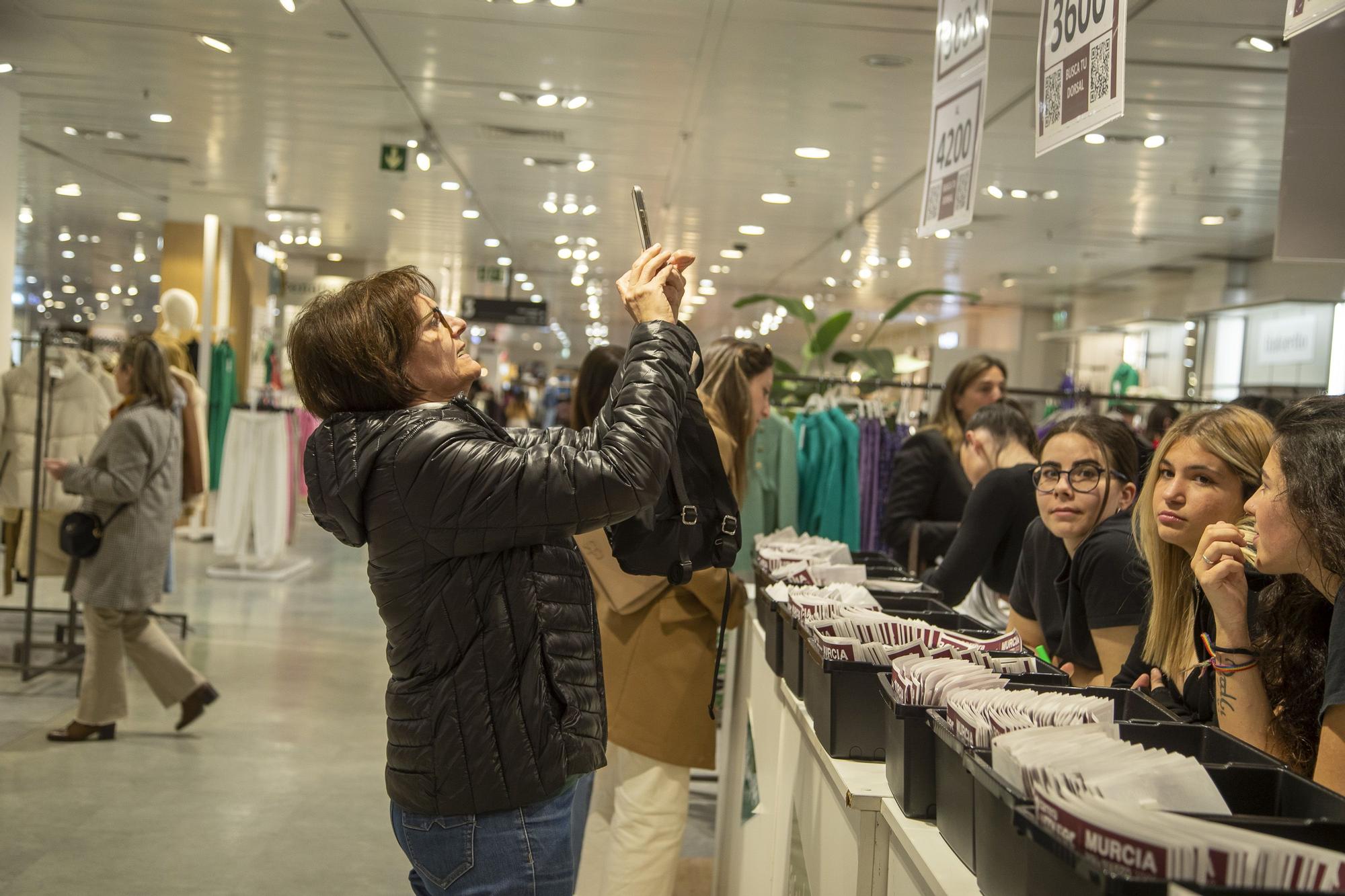 Entrega de dorsales de la Carrera de la Mujer (viernes por la tarde)