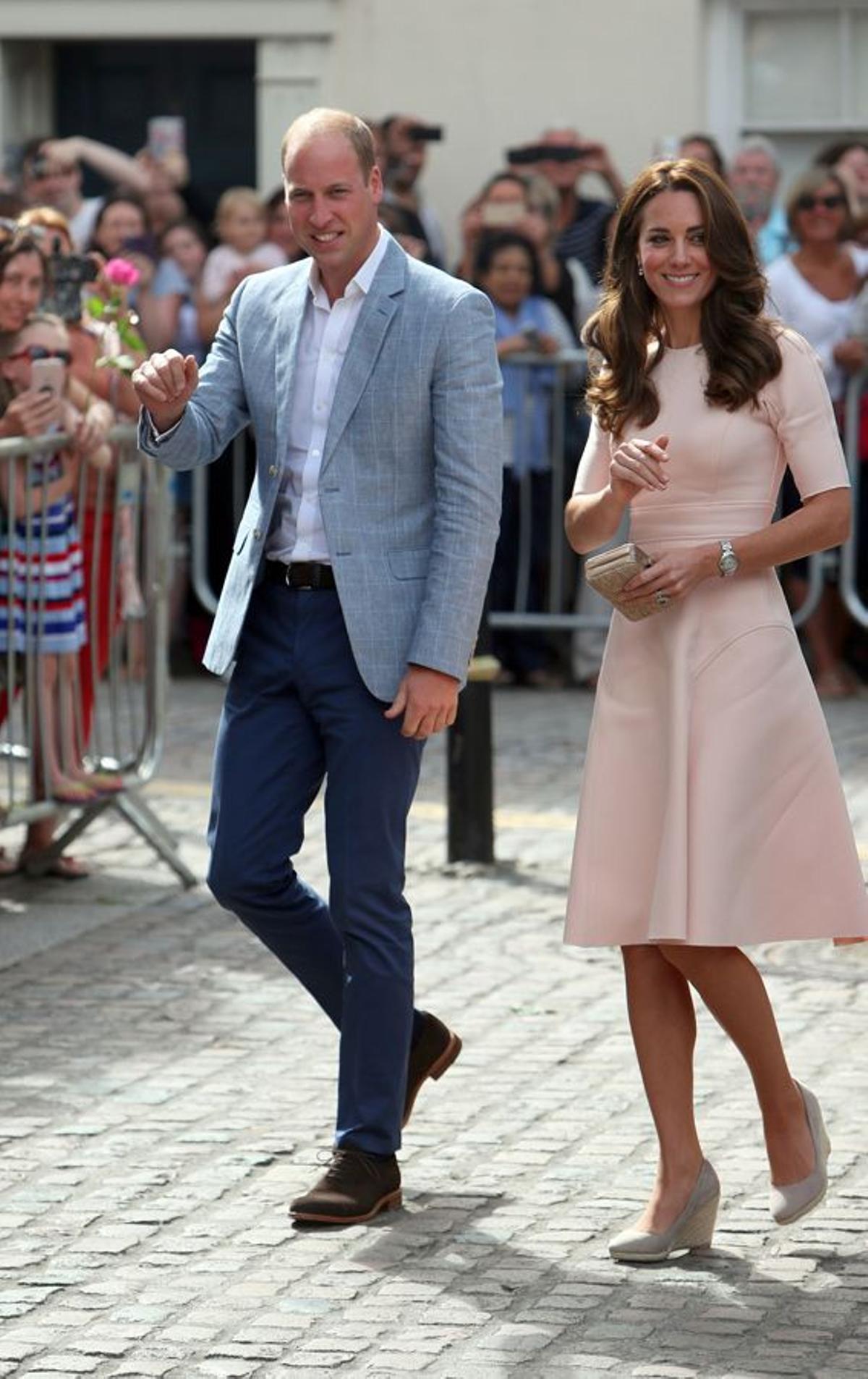 Kate Middleton con vestido rosa junto a su esposo