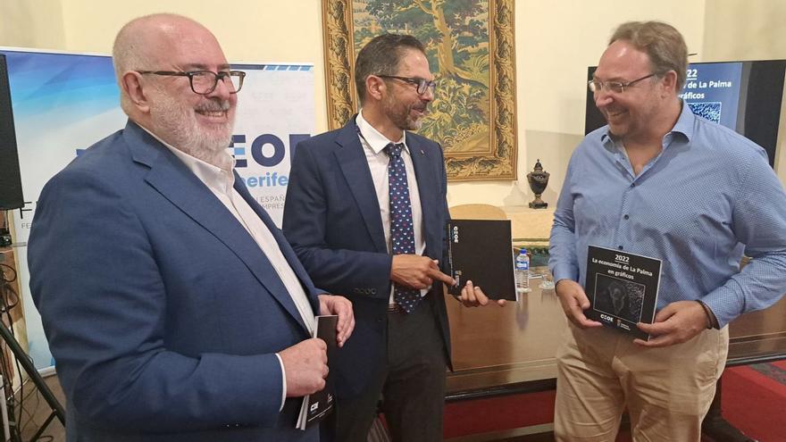 De izquierda a derecha, Pedro Afonso, CEOE; José Miguel González, economista, y Fernando González, consejero.  | | E.D.