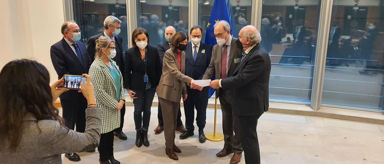 Reunión del Consell y la patronal cerámica con Competencia, esta mañana en Bruselas.