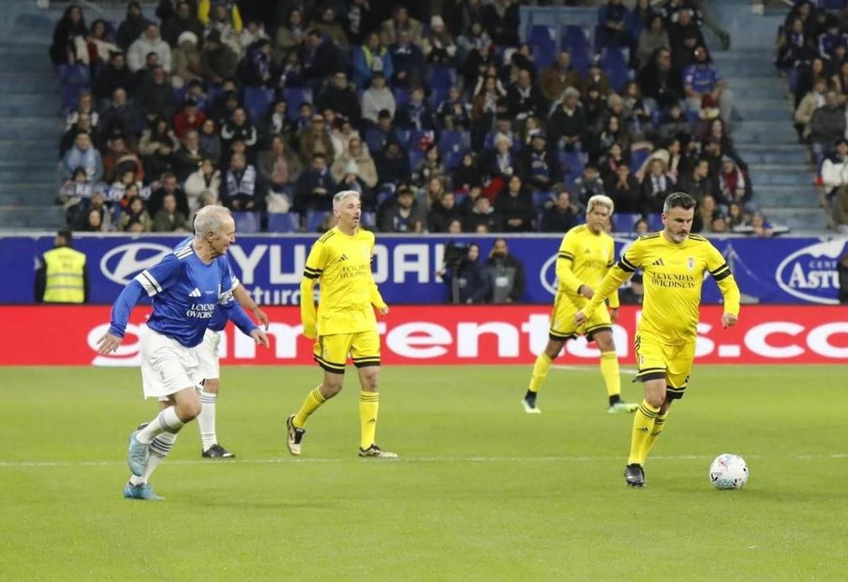 Iván Ania conduce el balón durante el encuentro de las leyendas del Oviedo.