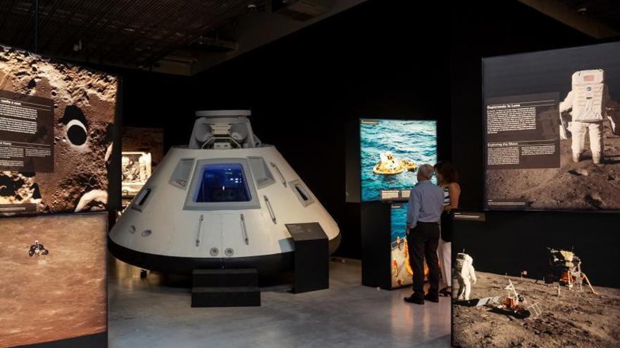 Algunes de les peces de la mostra sobre l&#039;arribada de l&#039;home a la Lluna.