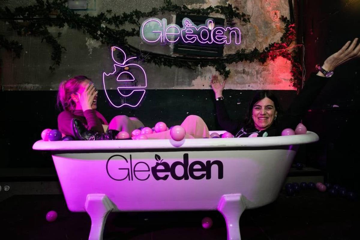 Risas sin fin en la bañera de bolas de Gleeden, ¡normal!