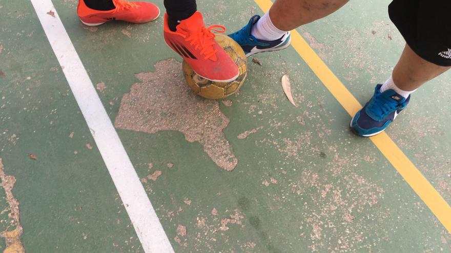 Un balón en una pista de patinaje