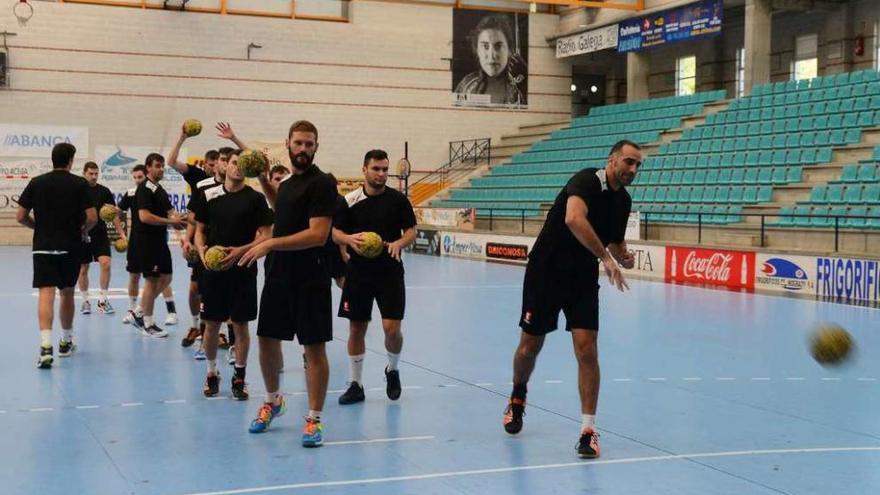 Los jugadores del Frigoríficos en una sesión de lanzamiento durante un entrenamiento. // Gonzalo Núñez