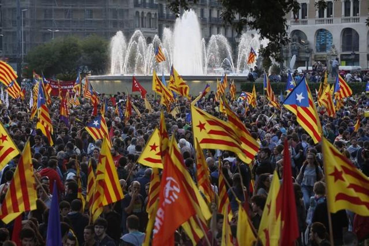Aspecte del centre de la plaça de Catalunya de Barcelona, aquest dilluns a la tarda.