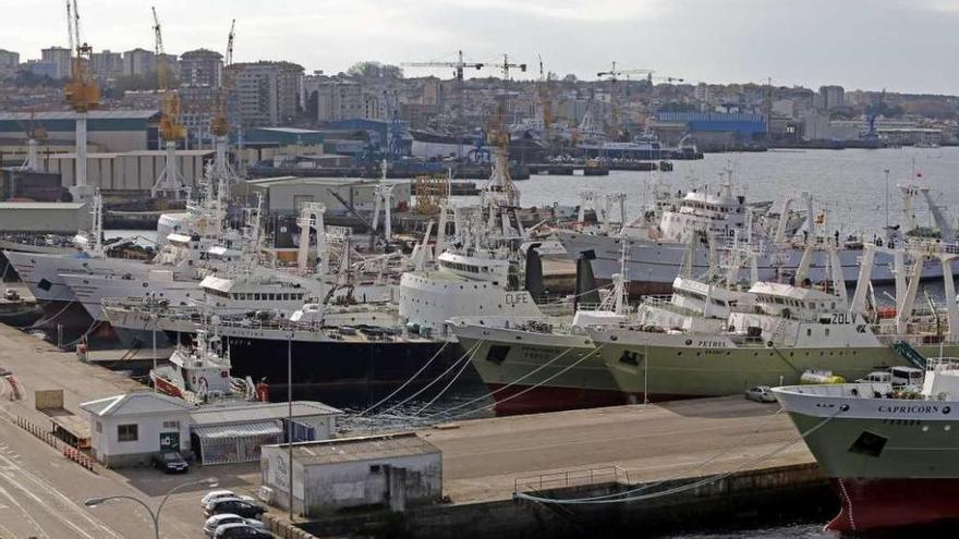 Buques arrastreros amarrados en el Puerto de Vigo. // Marta G. Brea