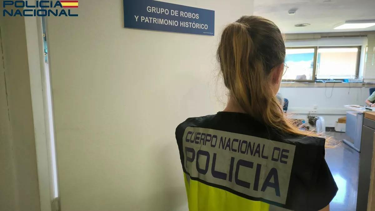 Eine Ermittlerin der Nationalpolizei auf Mallorca.