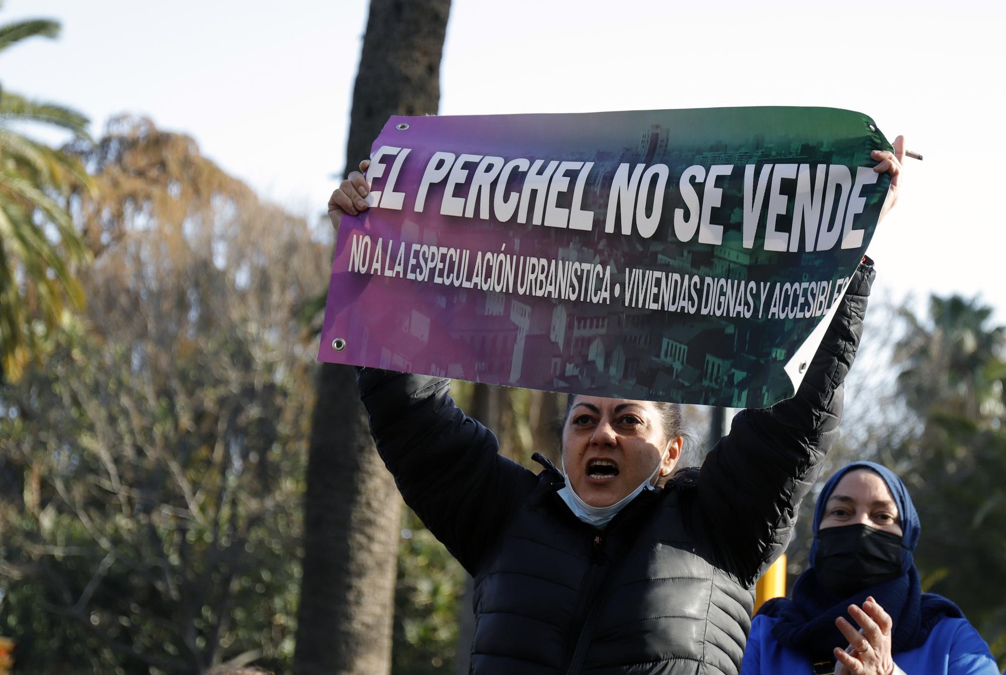 Concentración de los vecinos del Perchel frente al Ayuntamiento de Málaga