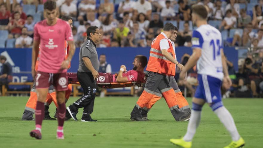 Nikola Sipcic es retirado tras la lesión en el encuentro ante el R. Zaragoza.