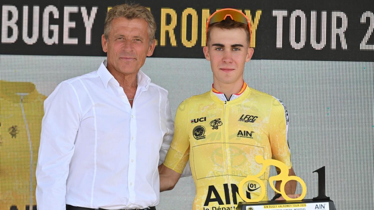 Benjamín Noval, a la derecha, en el podio como vencedor del Tour de Valromey.
