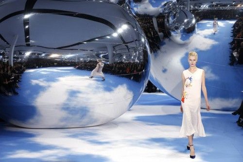 Una modelo presenta una creación del diseñador belga Raf Simons en la semana de la moda de París