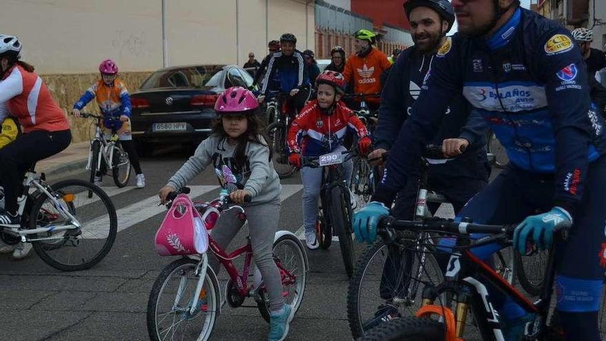 La marcha ciclista en la subida por Sor Asunción Romo.