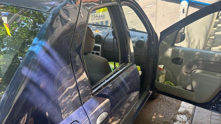 Una patrulla de la Guàrdia Urbana salva un gos afectat per la calor de dins d&#039;un cotxe