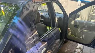 Una patrulla de la Guàrdia Urbana salva un gos afectat per la calor de dins d'un cotxe