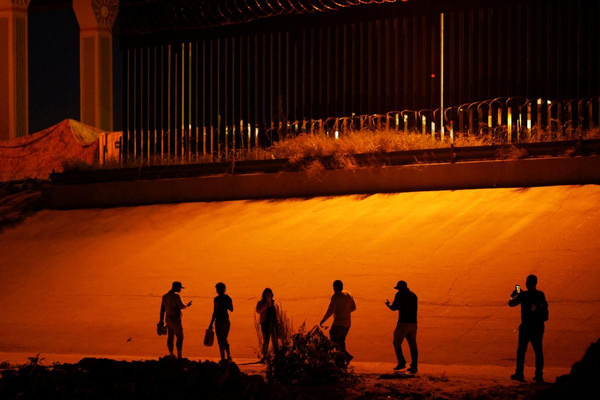 Migrantes en busca de asilo cruzan río Bravo en Ciudad Juárez