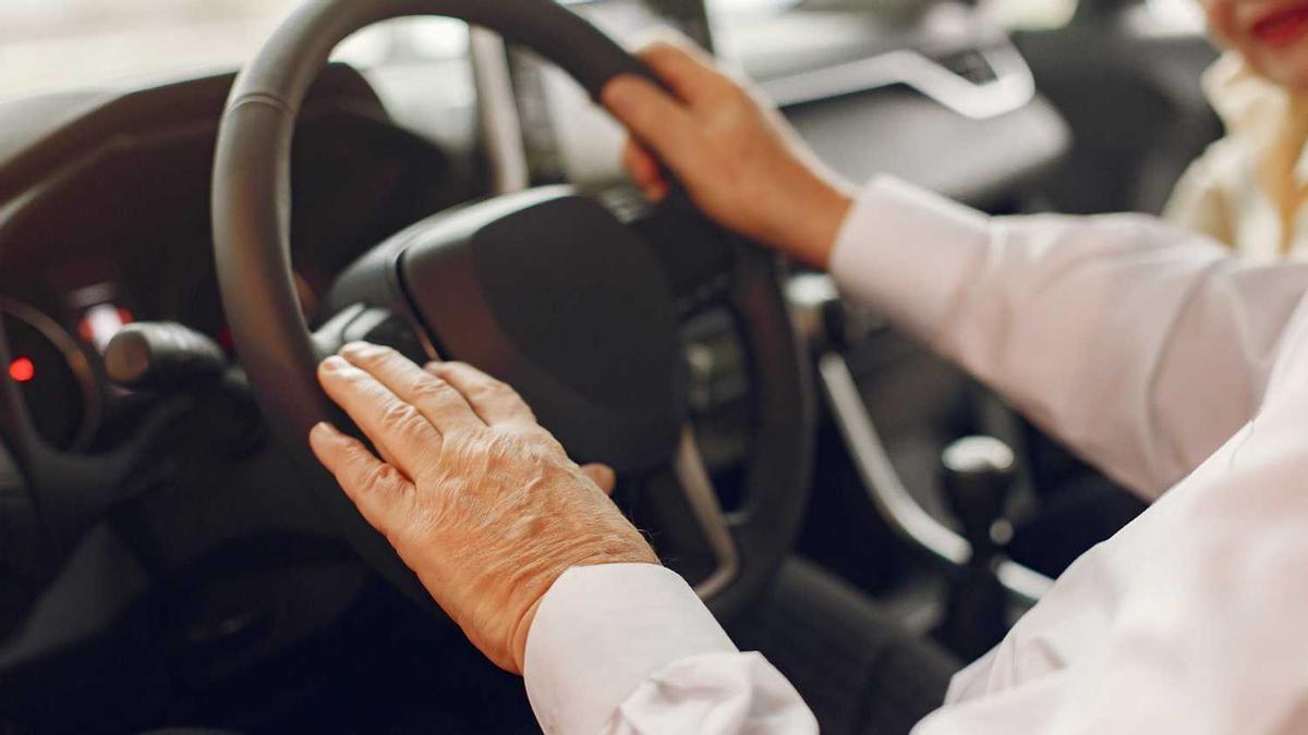 Un conductor d'edat avançada utilitzant el seu vehicle.