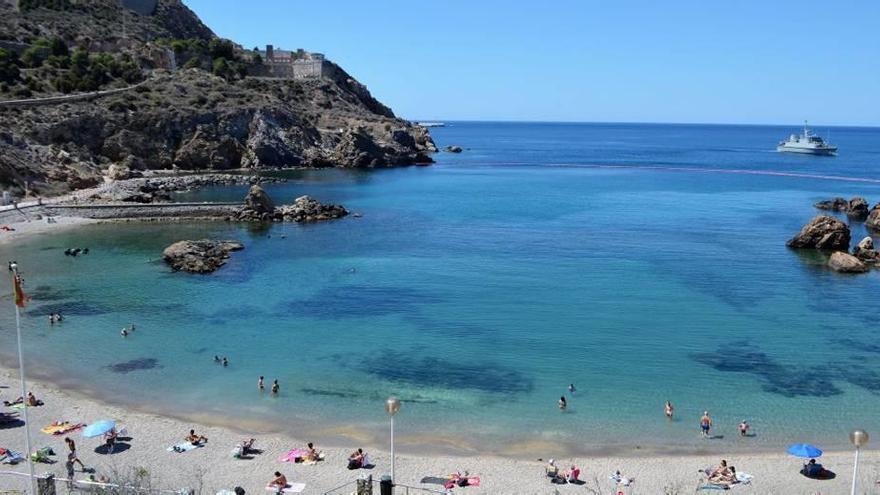 Instalan una barrera en Cala Cortina para protegerla de la contaminación