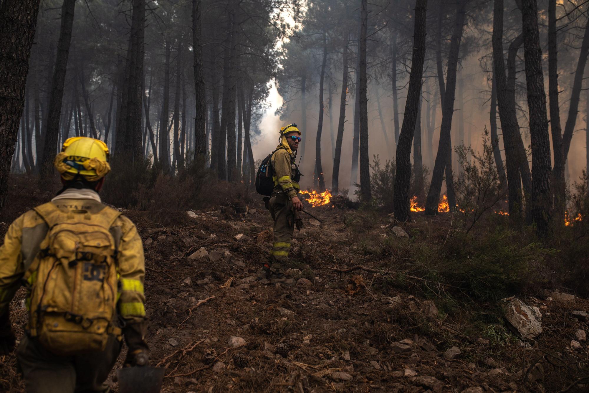 Varios bomberos intentar extinguir el incendio en Sierra Culebra. EPC