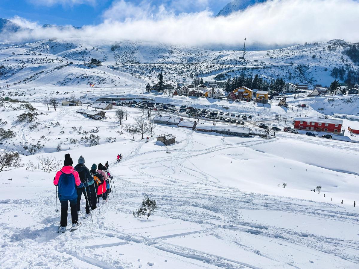 Participantes en una de las rutas en la nieve con raquetas, organizada por Noel Rodríguez y Marcos García.