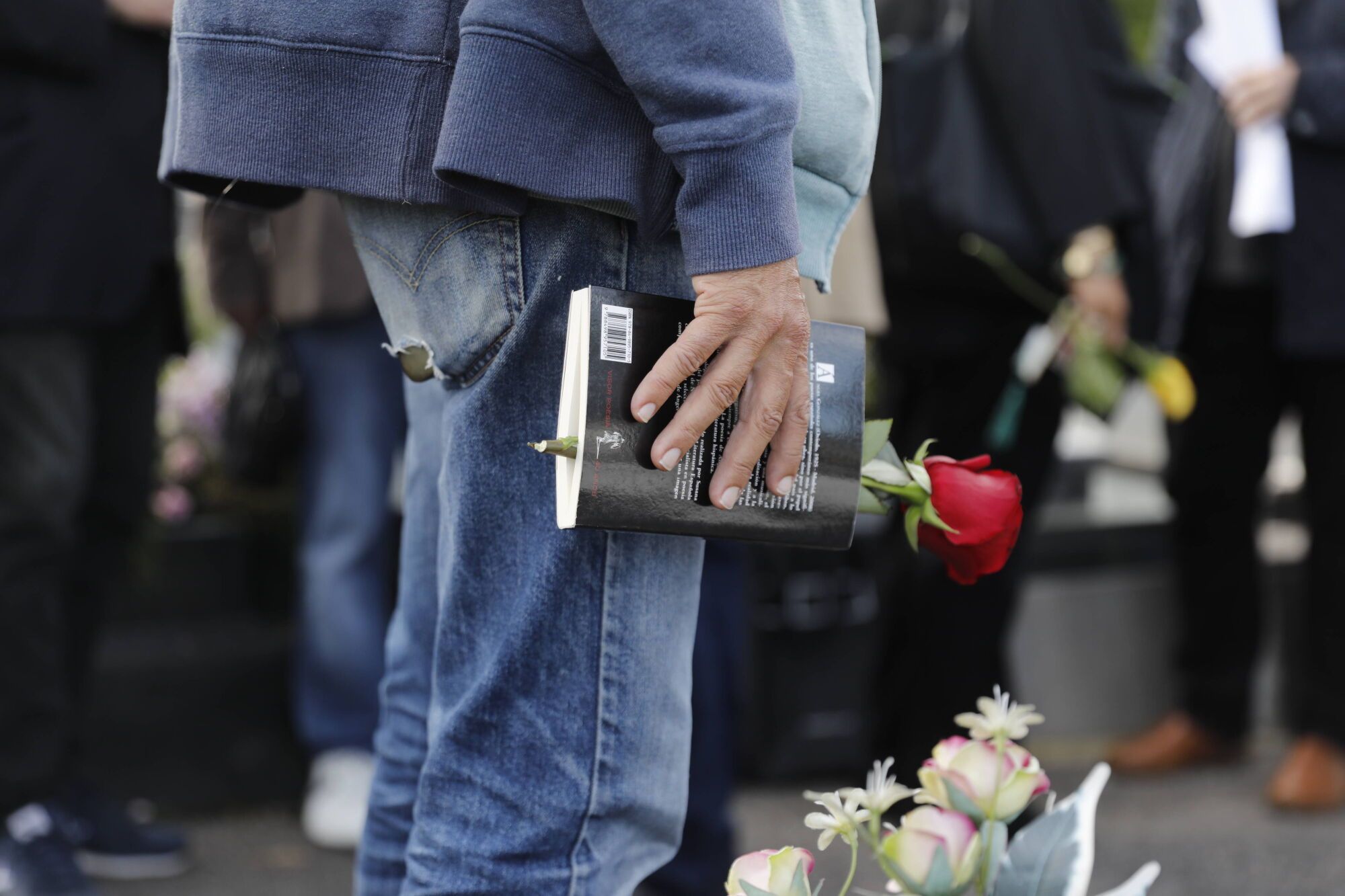 Versos con flores para Ángel González