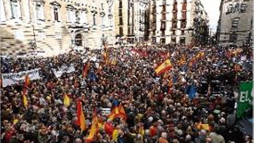 Concentració multitudinària davant de la Generalitat.