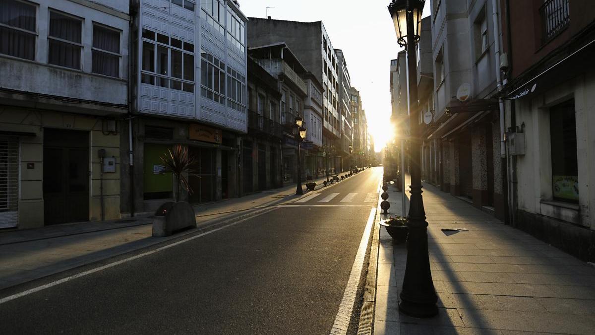 Una calle de A Estrada, vacía por el estado de alarma vigente. // Bernabé / Javier Lalín