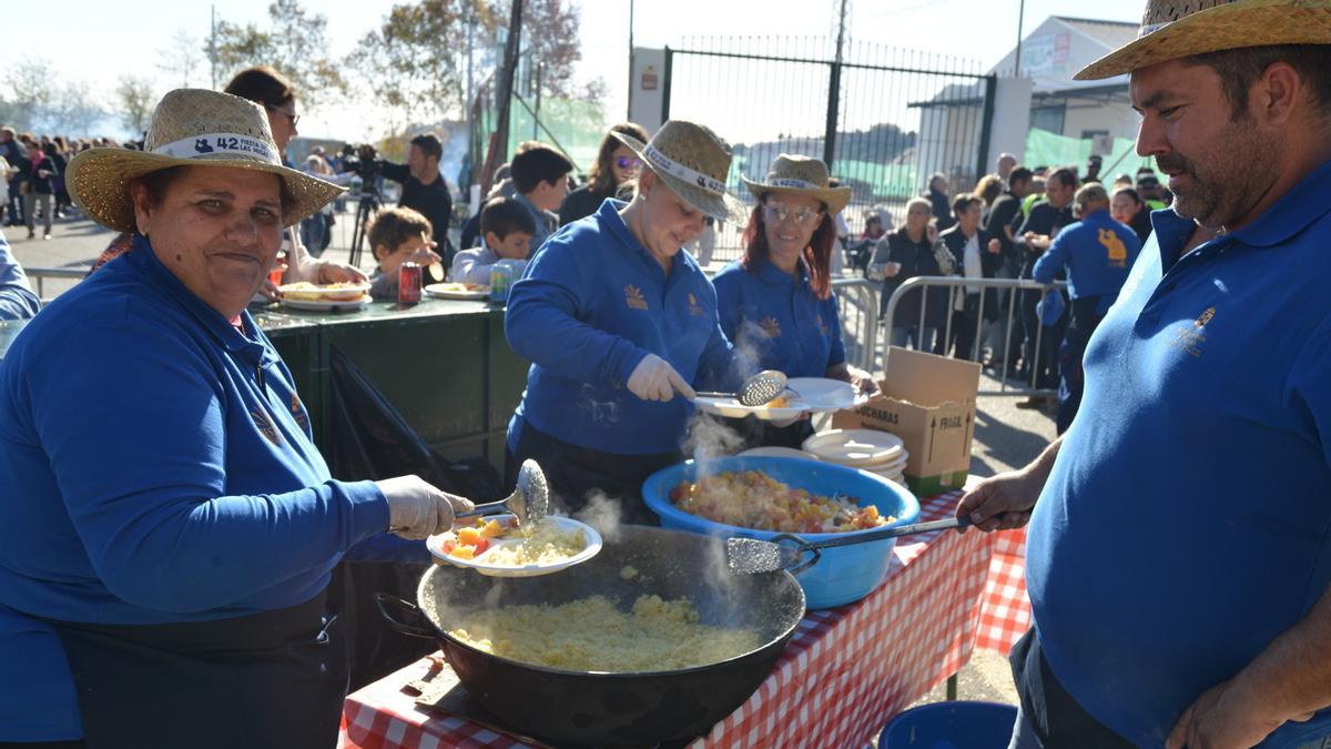 Una edición anterior de la Fiesta de las Migas de Torrox