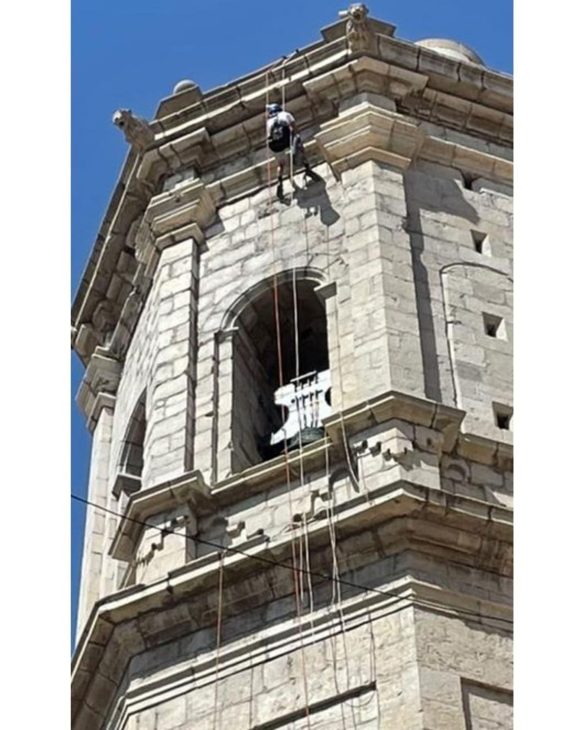 Detallo de los trabajos desde lo alto del campanario.