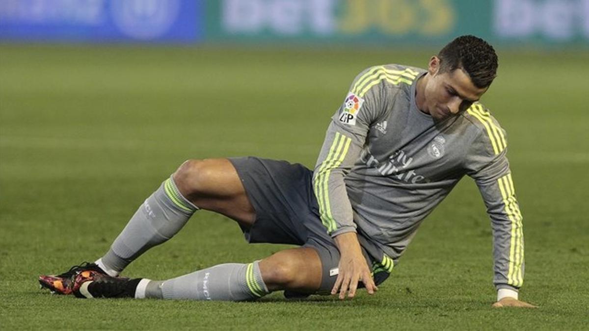 Cristiano Ronaldo, en el suelo durante el partido del Villamarín