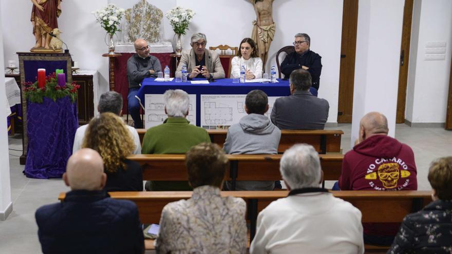 Un momento de la reunión con miembros de la parroquia y vecinos de San Juan de la Rambla.