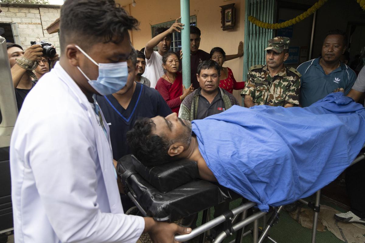 Población local se reúne frente al hospital tras una inundación repentina en Trishuli Bazar, distrito de Nuwakot, Nepal. Población local se reúne frente al hospital tras una inundación repentina en Trishuli Bazar, distrito de Nuwakot, Nepal.