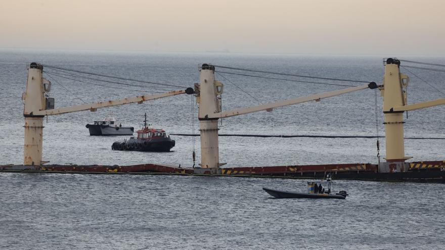 Gibraltar confirma un vertido de fuel e investiga al capitán del buque