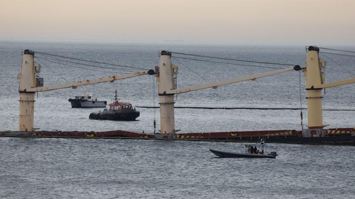 Equipos de salvamentos siguen evaluando y planificando el camino a seguir para extraer el combustible del buque granelero OS35 que permanece semihundido junto al Estrecho de Gibraltar, después de colisionar el pasado lunes con otro barco.