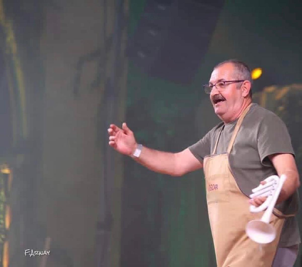 El recordado artesano de trompetas murgueras Óscar Hernández.