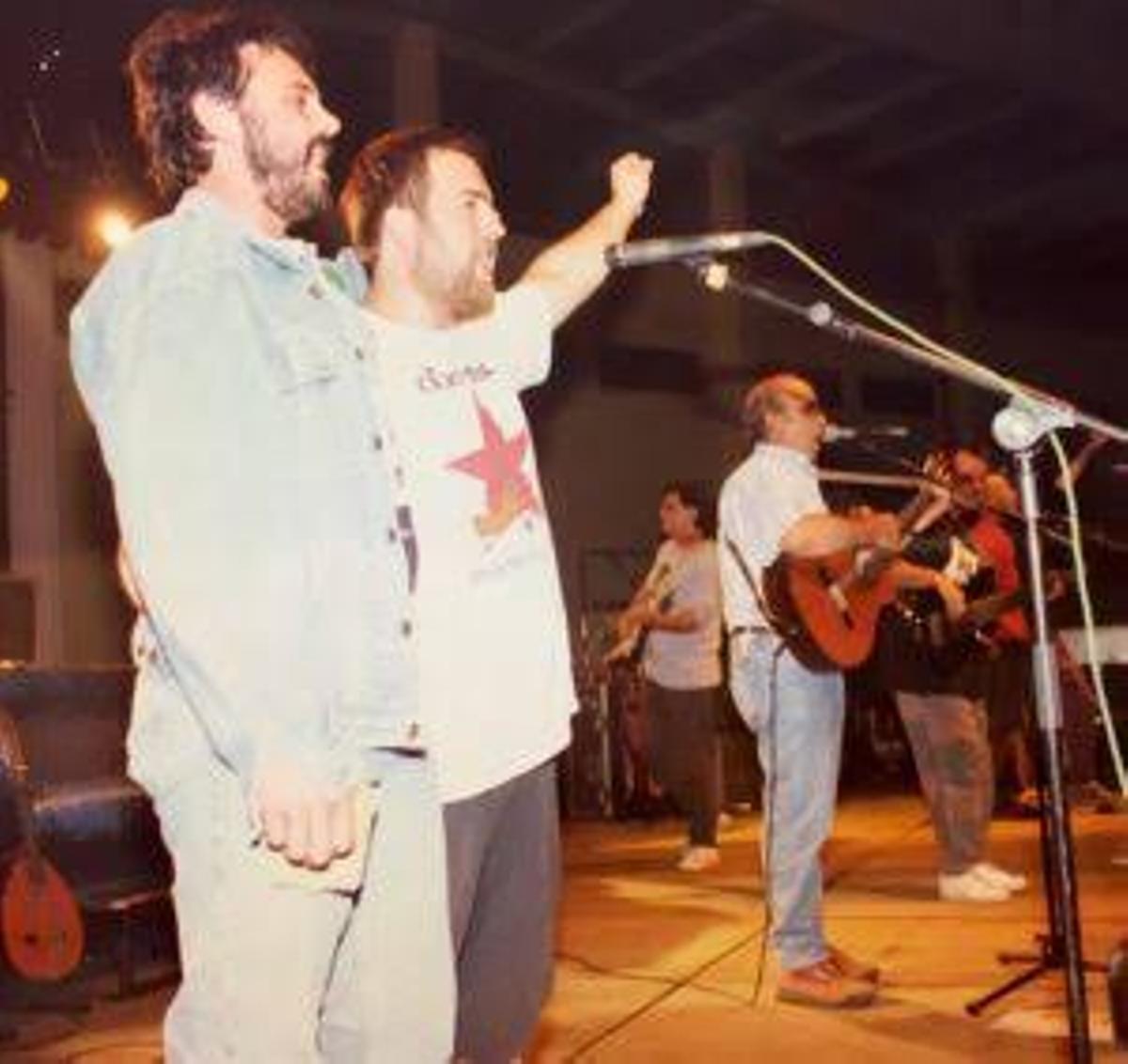 Víctor López (en primer término) y Labordeta (al fondo), en el histórico concierto en Canfranc.