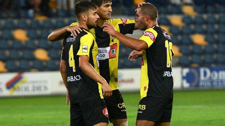 Los jugadores del Rápido de Bouzas festejan el segundo gol marcado en Pasarón. // Rafa Vázquez