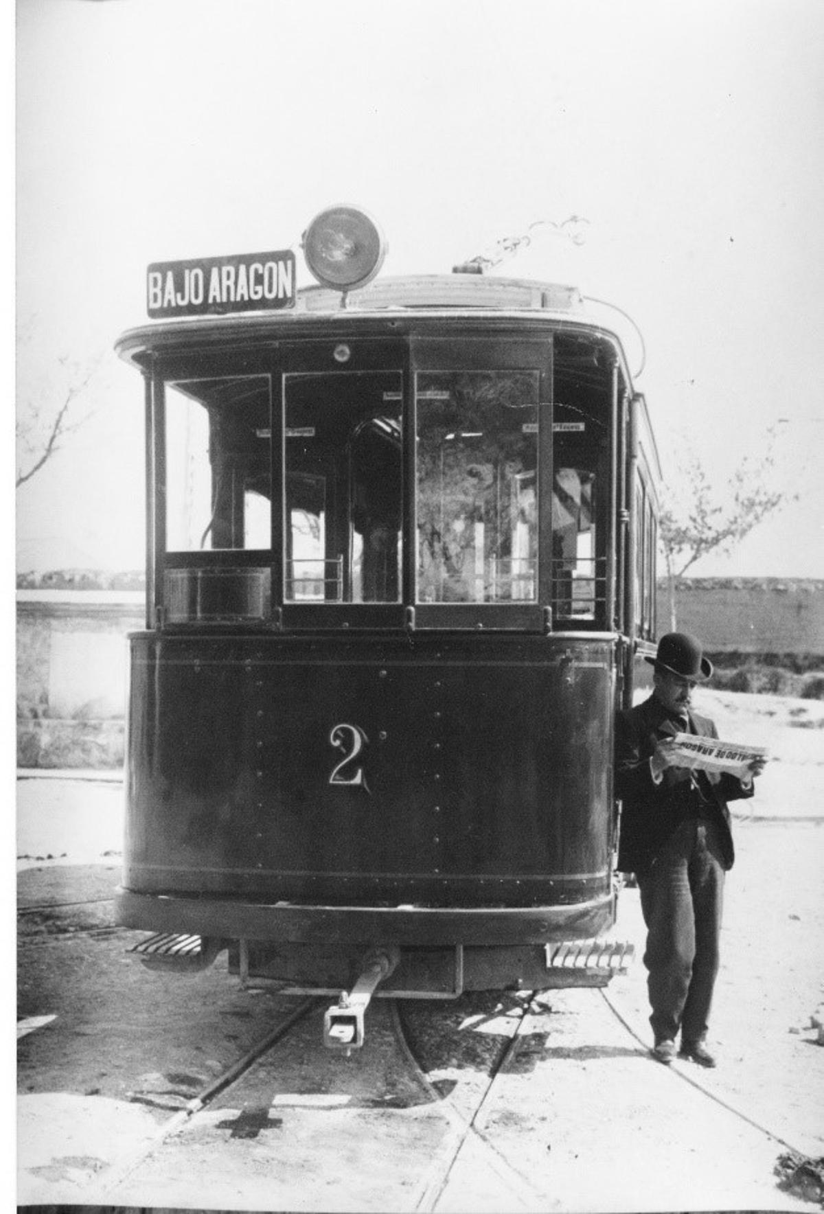 Tranvía eléctrico de Zaragoza junto a su conductor, Manuel  Escoriaza, en  1902.  Colección  M. Rodríguez