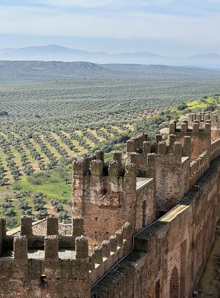 Las murallas del Castillo de Baños de la Encina