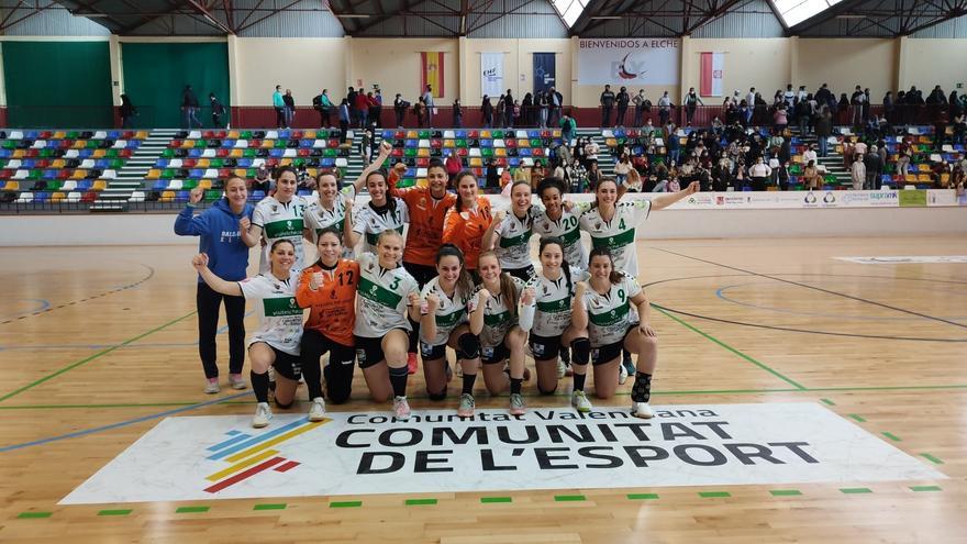 El BM Elche empata con el Rocasa (22-22) en la ida de cuartos de final y las espadas siguen en todo lo alto