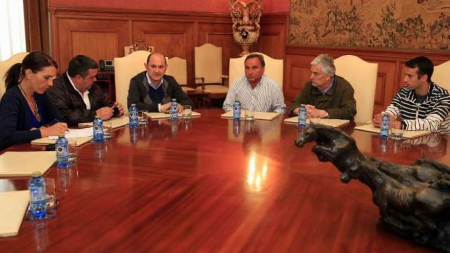 Un instante de la reunión presidida por Rafael Louzán, ayer, en el Pazo Provincial de Pontevedra.