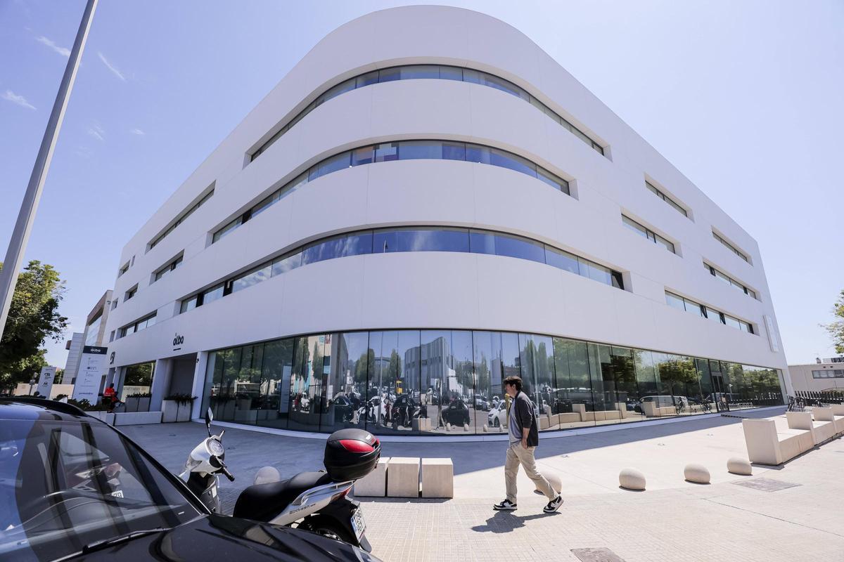 Edificio del polígono Son Valentí donde está registrada la sede de la Fundación CEU Luis Belda. En otra planta hay dependencias de Salud y en otra, del grupo Juaneda.