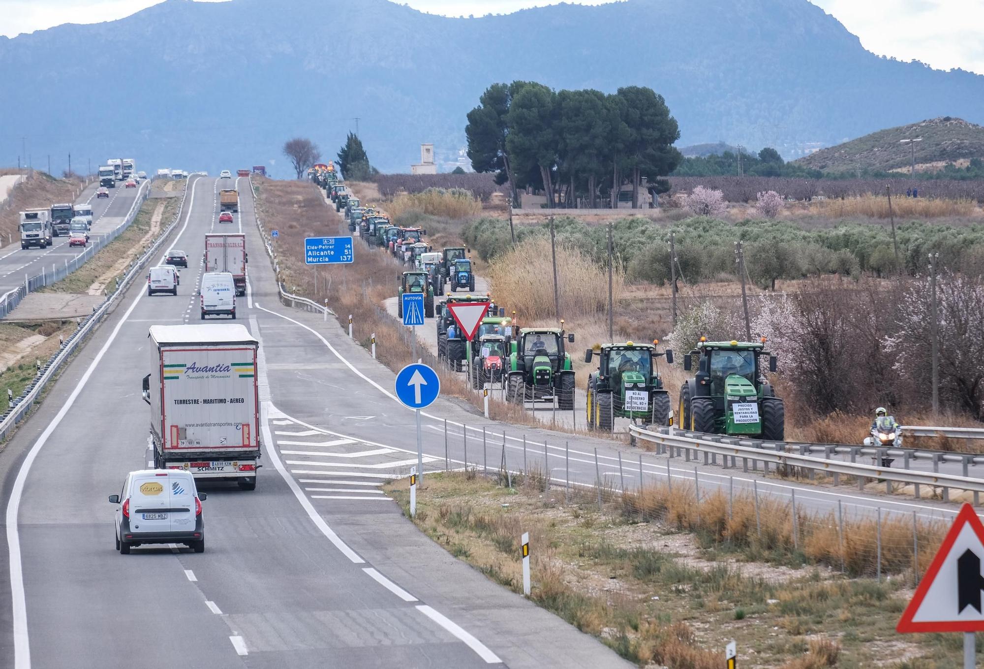 Así ha sido la protesta de agricultores del Alto y Medio Vinalopó en Villena